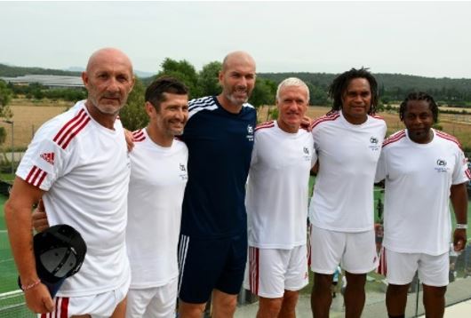 Zinédine Zidane entouré de joueurs