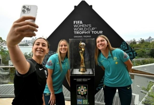 Un groupe de femmes posant pour une photo avec un trophée